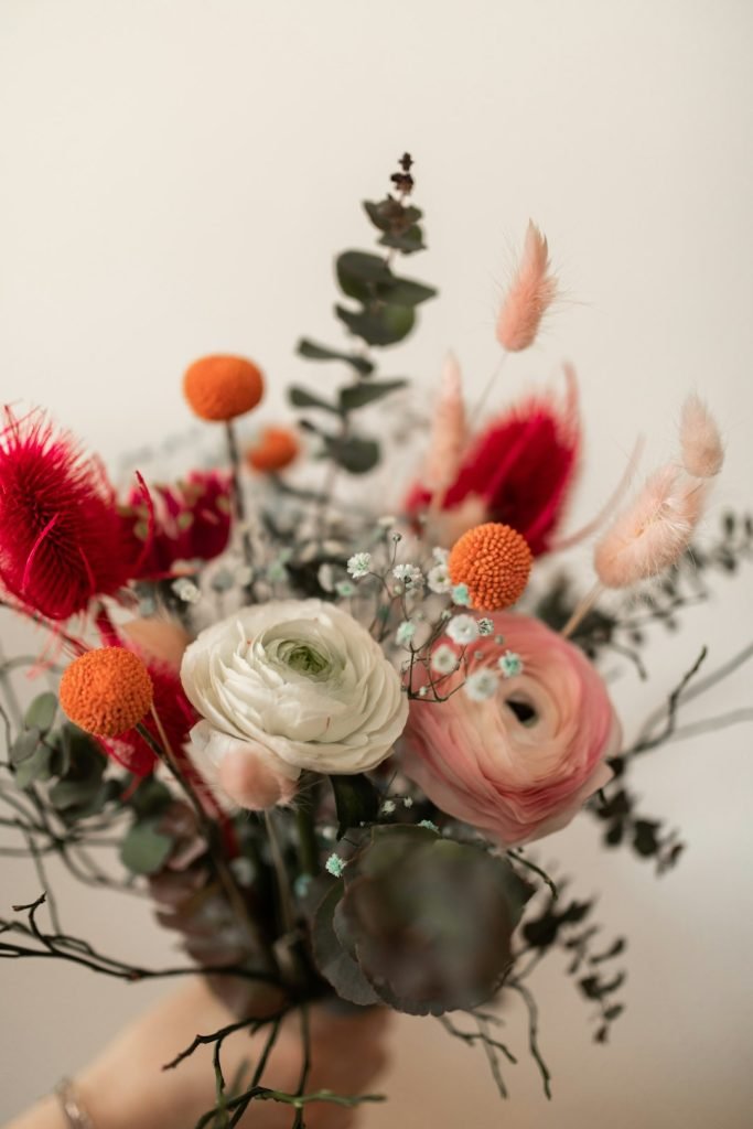 About white-and-pink-roses-with-white-petals-s3-pwloes8